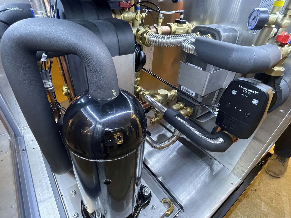 Das Innenleben der Geoblock WGB 20 ist gut sichtbar in diesem Demo-Gerät. Die sonst angebrachten Dämmungen sind hier nur angedeutet.